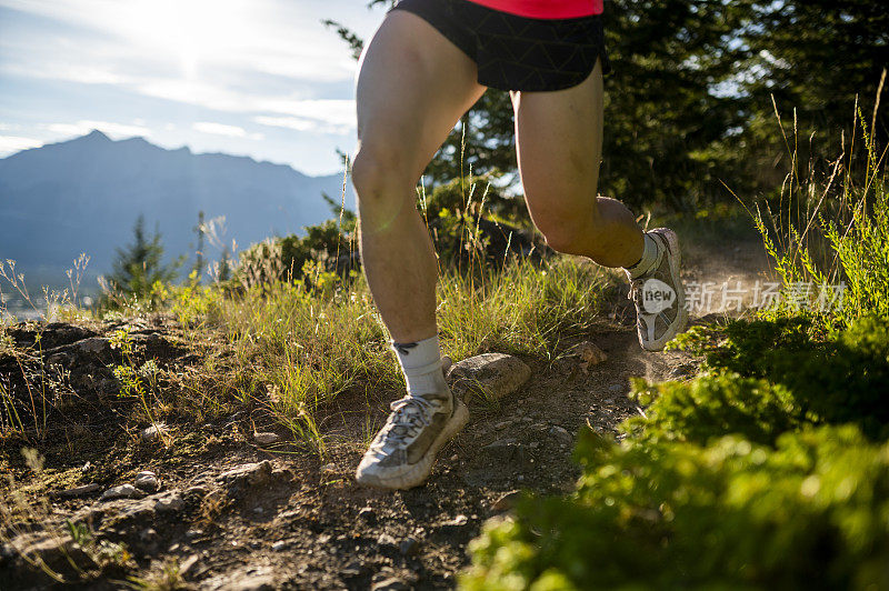 裁剪的观点，男性trail runner在山路上